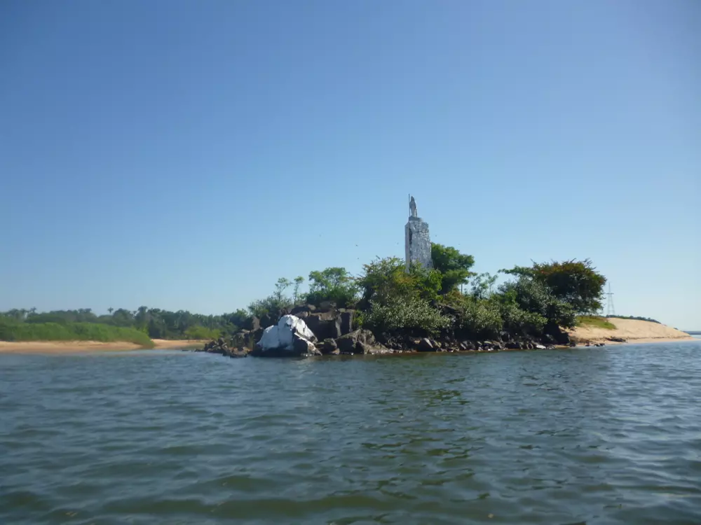 Águas do Rio Tocantins com ilha e monumento ao fundo em Tocantinópolis - Cartão Postal da Cidade