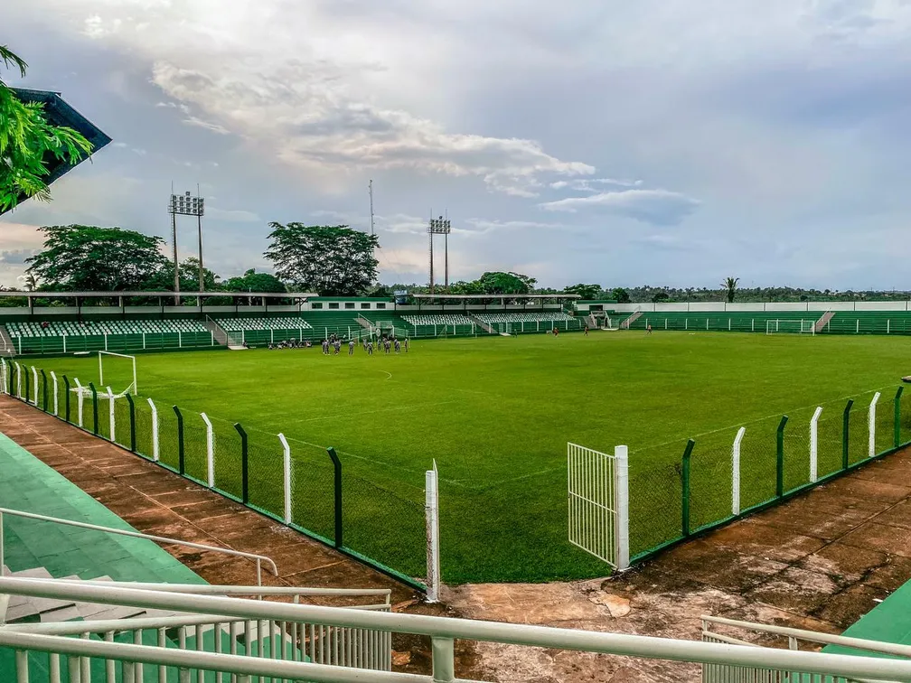Visão do gramado verde e arquibancadas do Estádio Ribeirão em Tocantinópolis - Locais Históricos